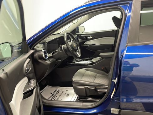 Used 2024 Chevrolet Trax LT w/ Driver Confidence Package FWD image 2
