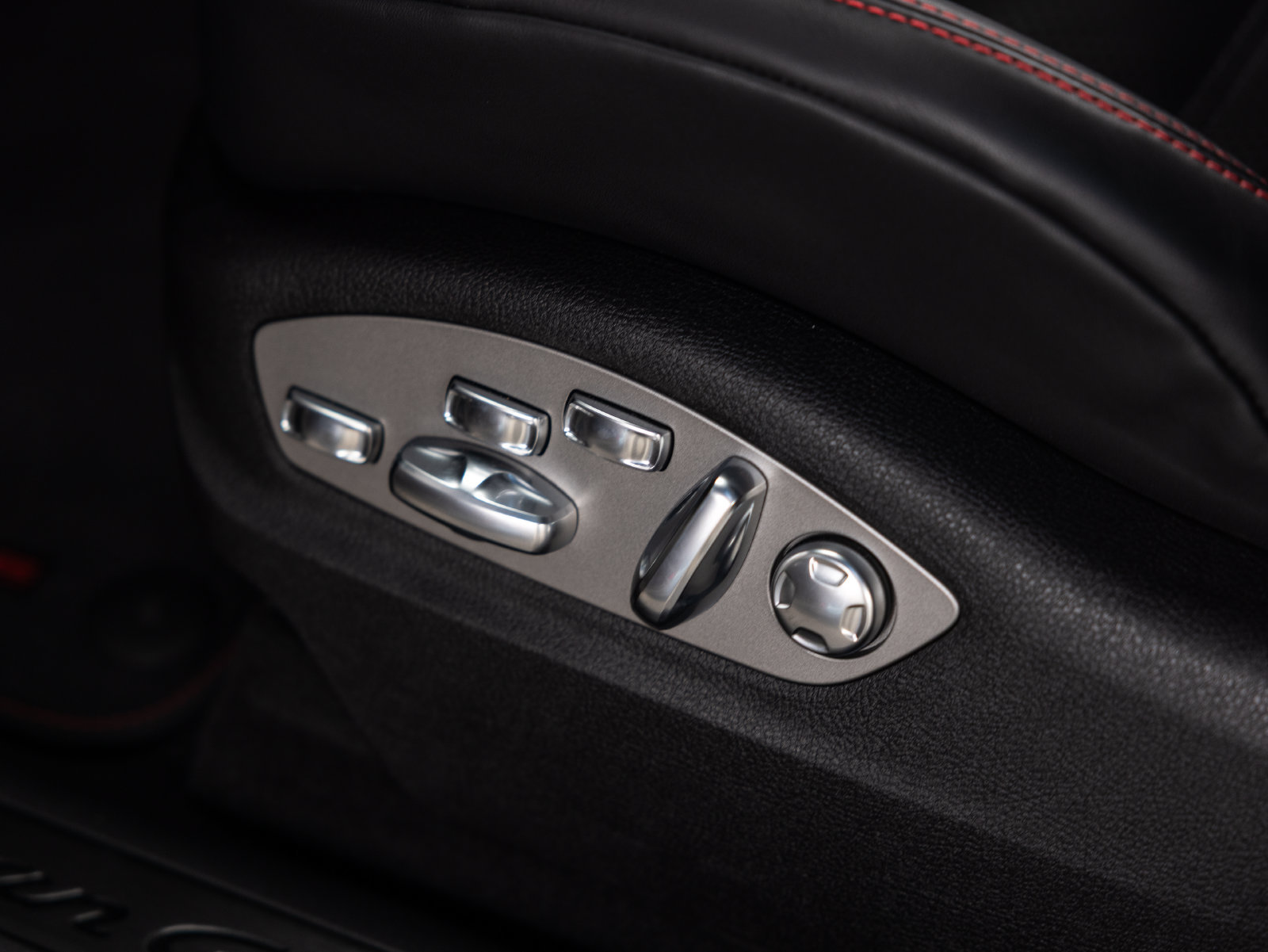Certified 2026 Porsche Macan GTS AWD/4WD image 8
