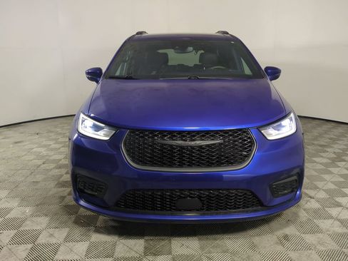 Used 2021 Chrysler Pacifica Touring-L w/ Uconnect Theater Family Group FWD image 3