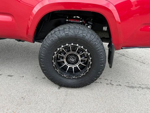 Used 2017 Toyota Tacoma TRD Sport AWD/4WD image 41