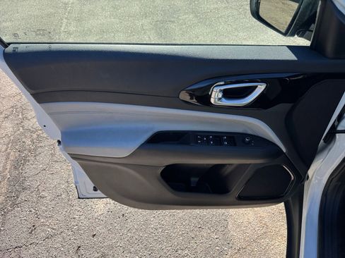 Used 2025 Jeep Compass Limited image 18