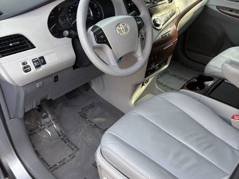 Used 2011 Toyota Sienna XLE w/ Entertainment Pkg FWD image 19