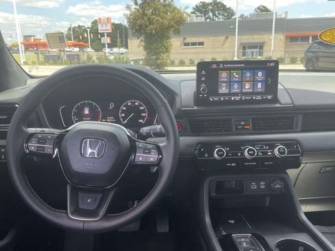 Used 2025 Honda Pilot TrailSport image 13
