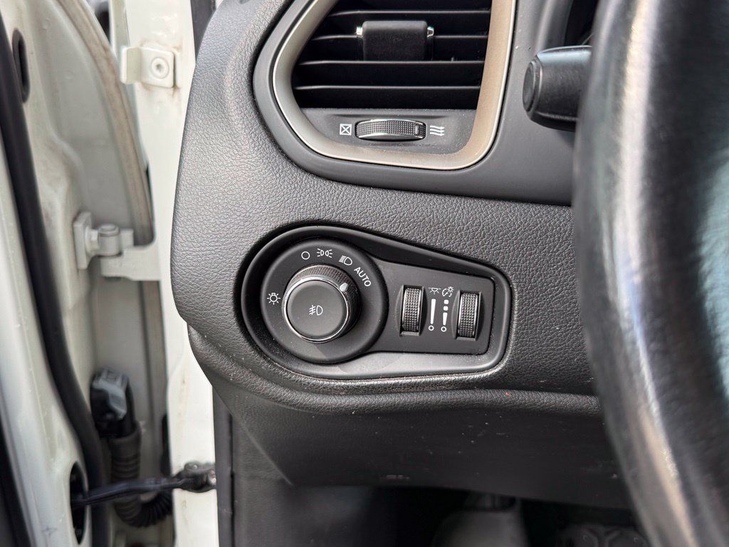 Used 2017 Jeep Renegade Latitude AWD/4WD image 14