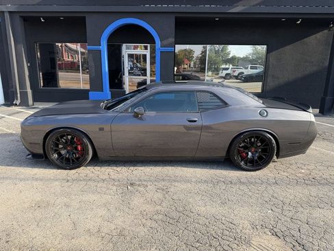 Used 2016 Dodge Challenger SRT w/ Technology Group RWD image 19