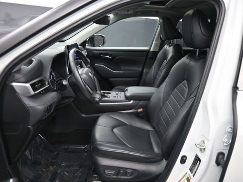 Certified 2023 Toyota Highlander XLE image 19
