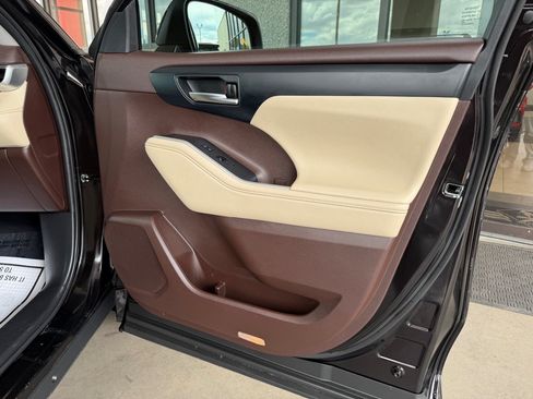Used 2022 Toyota Highlander XLE FWD image 40