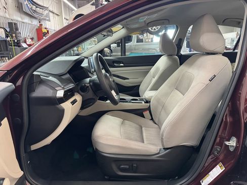 Used 2024 Nissan Altima 2.5 SV FWD image 15