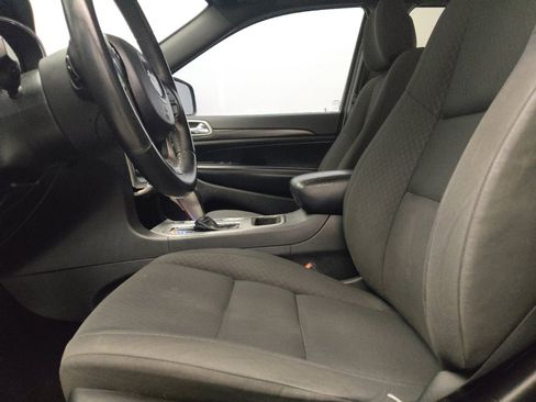 Used 2019 Jeep Grand Cherokee Laredo RWD image 17