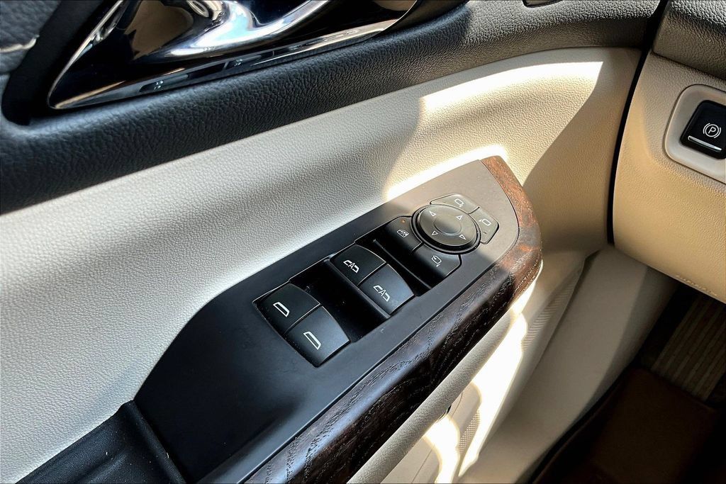 Used 2020 GMC Acadia Denali w/ Technology Package FWD image 16