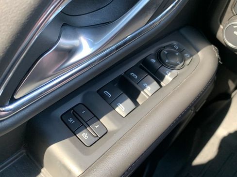Used 2022 Chevrolet Suburban LT w/ Luxury Package RWD image 24