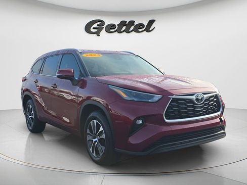 Used 2023 Toyota Highlander XLE FWD image 3
