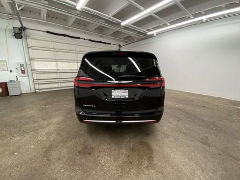Used 2024 Chrysler Pacifica Touring-L image 5