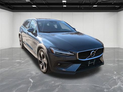Used 2022 Volvo V60 T5 Cross Country w/ Climate Package image 7