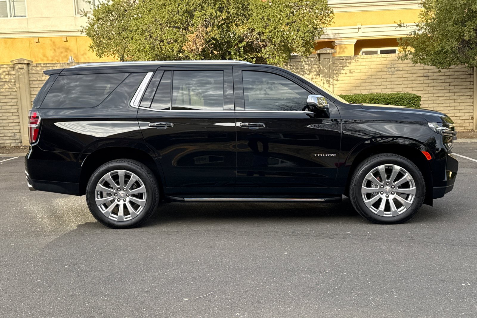 Used 2025 Chevrolet Tahoe Premier AWD/4WD image 3