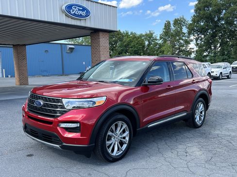 Used 2024 Ford Explorer XLT w/ Equipment Group 202A AWD/4WD image 3