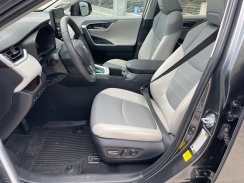 Used 2023 Toyota RAV4 Limited image 18