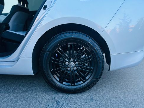 Used 2017 Toyota Prius Two w/ Preferred Accessory Package FWD image 14