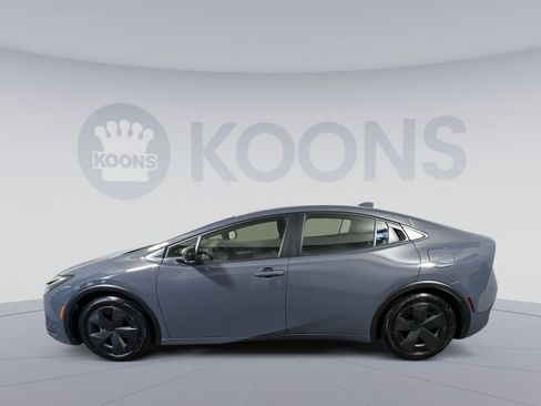 Used 2025 Toyota Prius LE image 2