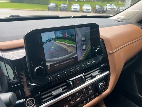 Used 2023 Nissan Pathfinder Platinum FWD image 21