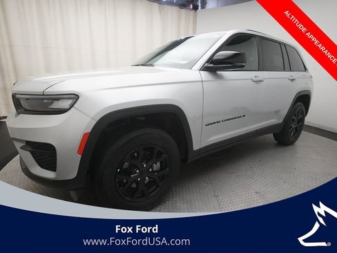 Used 2025 Jeep Grand Cherokee Altitude AWD/4WD image 1