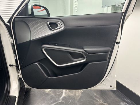 Used 2022 Kia Soul LX image 10