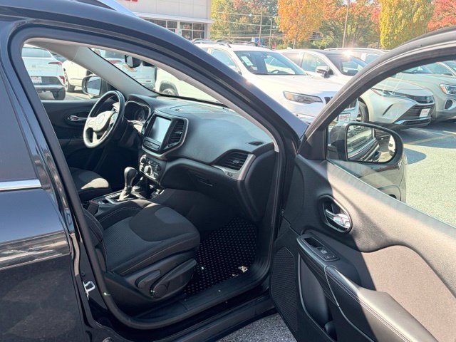 Used 2016 Jeep Cherokee Latitude w/ Comfort/Convenience Group AWD/4WD image 28