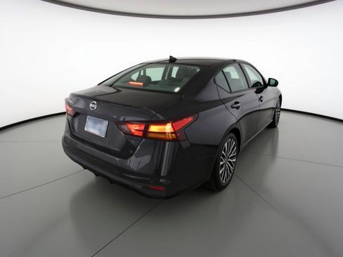 Used 2025 Nissan Altima 2.5 SV image 9