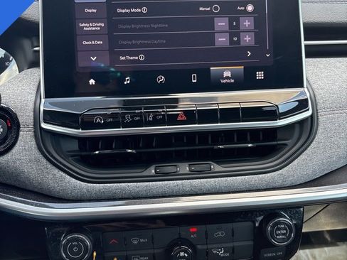 Used 2023 Jeep Compass Latitude image 37