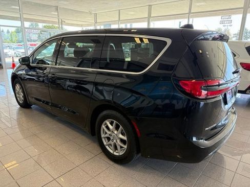 Used 2023 Chrysler Pacifica Touring-L FWD image 5