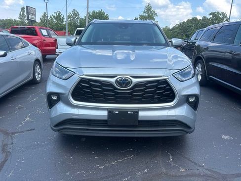 Used 2023 Toyota Highlander XLE AWD/4WD image 6