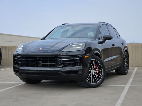 Certified 2024 Porsche Cayenne S image 1