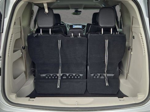 Used 2023 Chrysler Pacifica Touring-L image 58