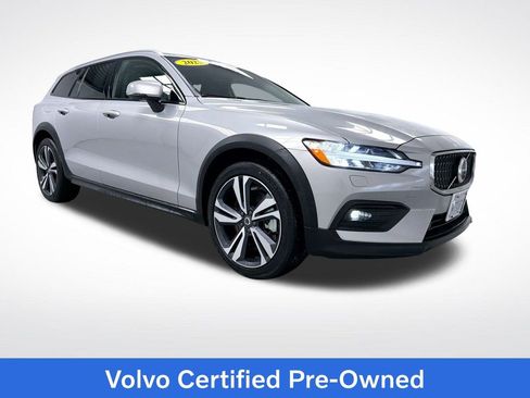 Used 2025 Volvo V60 B5 Cross Country Plus image 1