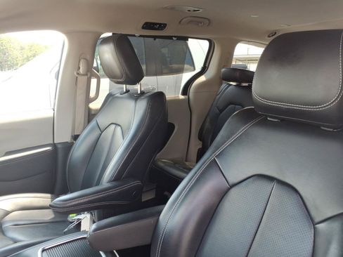 Used 2023 Chrysler Pacifica Touring-L FWD image 16