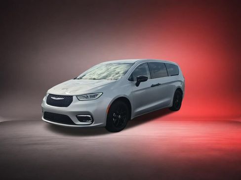 Used 2024 Chrysler Pacifica Touring-L FWD image 4