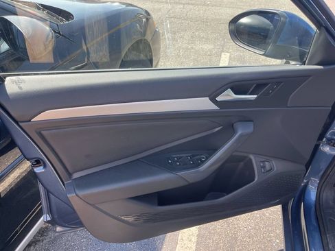 Used 2021 Volkswagen Jetta SE FWD image 2
