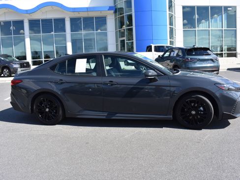 Used 2025 Toyota Camry SE image 10