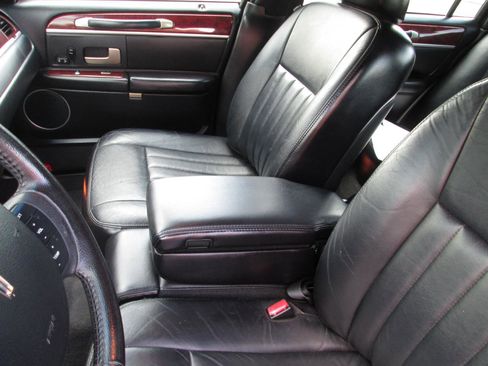 Used 2005 Lincoln Town Car Signature RWD image 12