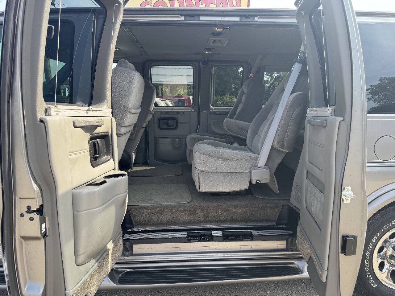 Used 2010 GMC Savana 1500 w/ Preferred Equipment Group RWD image 22
