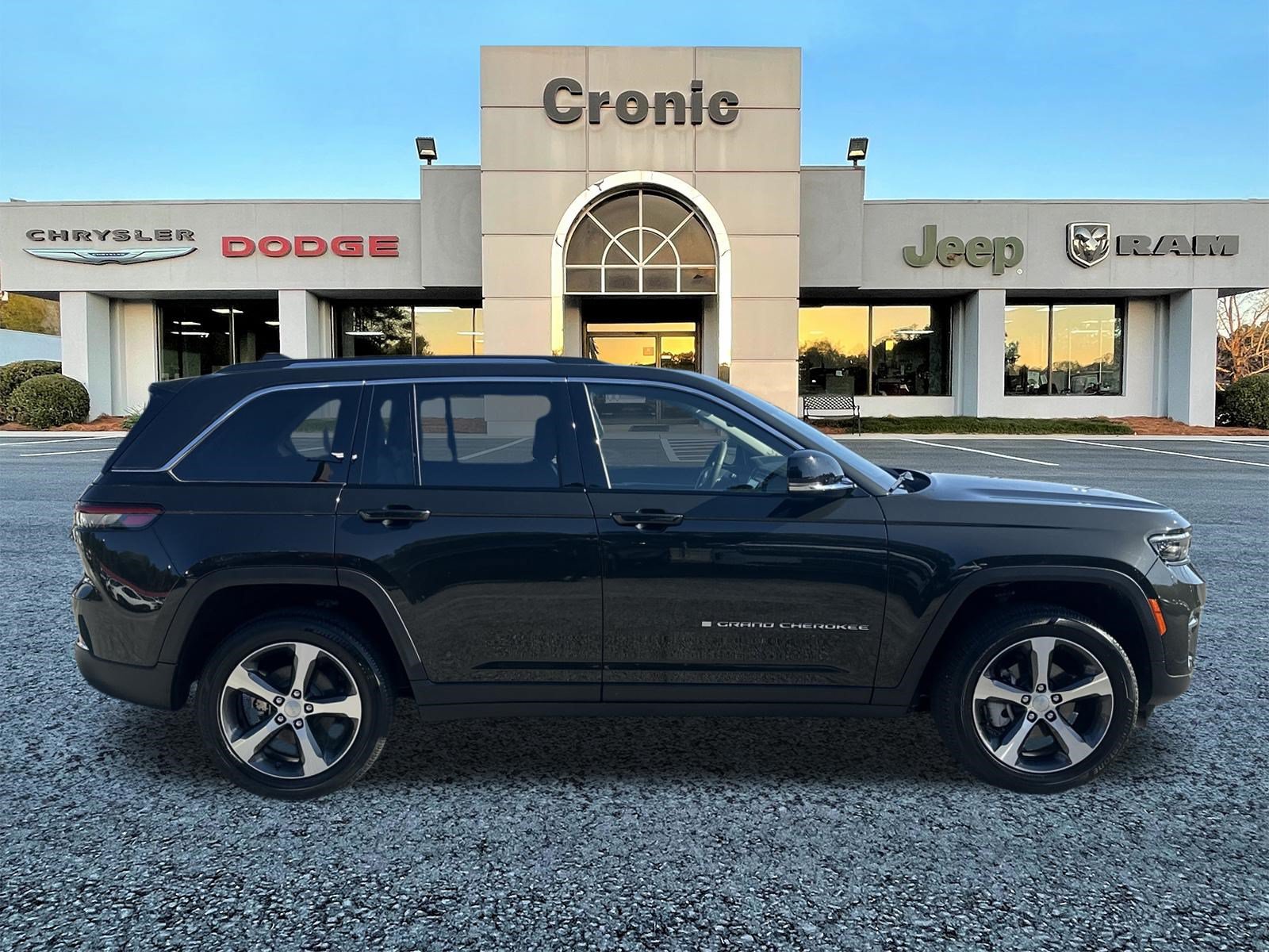 Used 2023 Jeep Grand Cherokee Limited AWD/4WD image 2