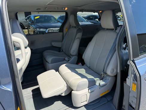 Used 2014 Toyota Sienna Limited w/ Limited Convenience Package FWD image 19
