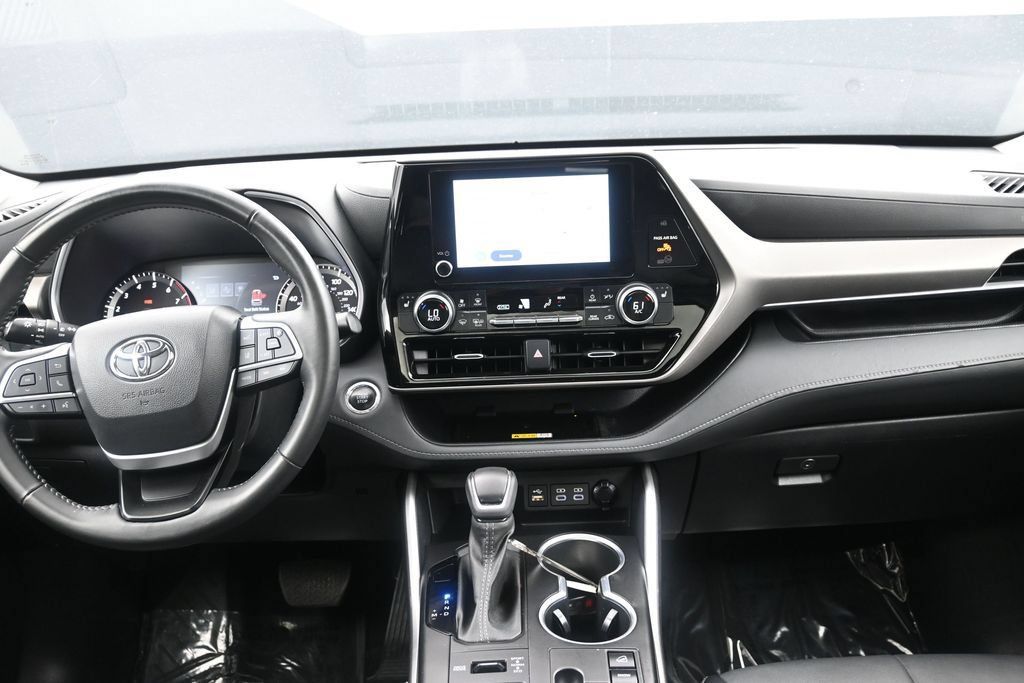 Used 2023 Toyota Highlander XLE AWD/4WD image 30