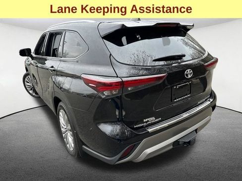 Certified 2025 Toyota Highlander Platinum AWD/4WD image 9