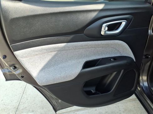 Used 2022 Jeep Compass Latitude image 12