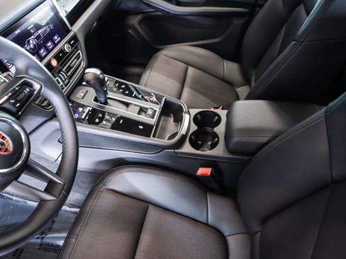 Used 2025 Porsche Macan image 19