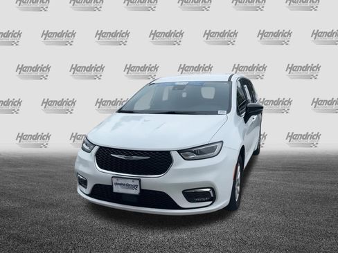 Used 2025 Chrysler Pacifica Select FWD image 3