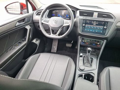 Certified 2024 Volkswagen Tiguan SE w/ Panoramic Sunroof Package AWD/4WD image 14