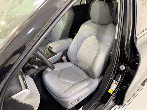 Used 2025 Toyota Highlander XLE image 10