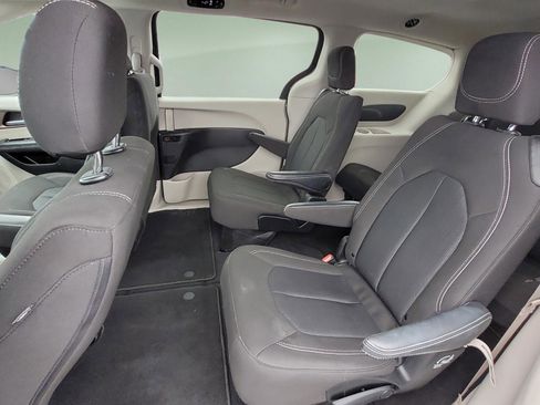 Used 2023 Chrysler Voyager LX image 17